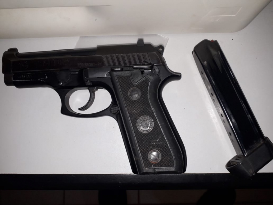 Homem é preso ao ser flagrado com pistola .380 no bairro Vila